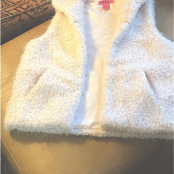 Betsey Johnson Faux Fur Off White Vest .Front Hook Eye Close and Pockets. Size M - Picture 6 of 13